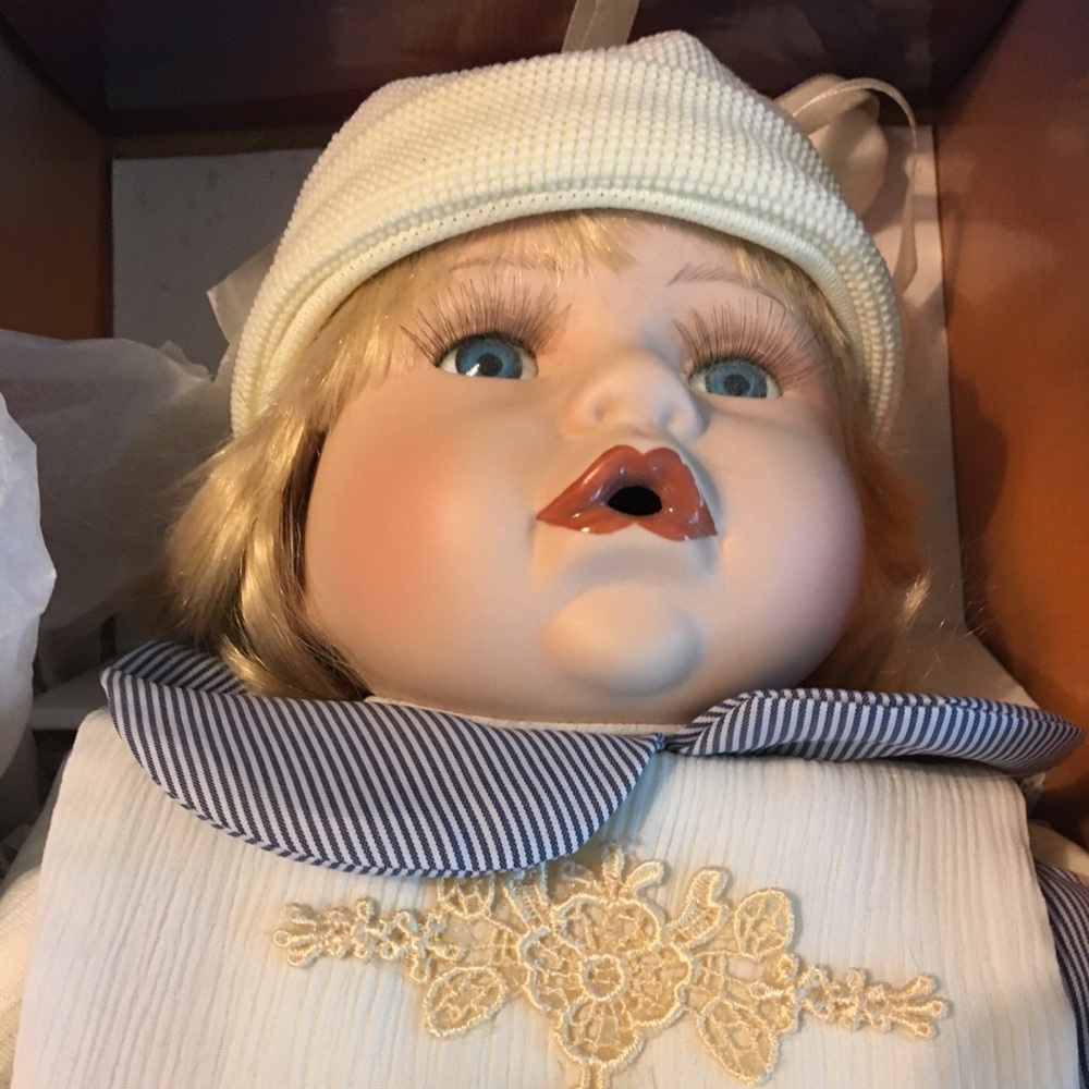 NEW IN BOX!Ashley Belle Collectable Porcelain Doll